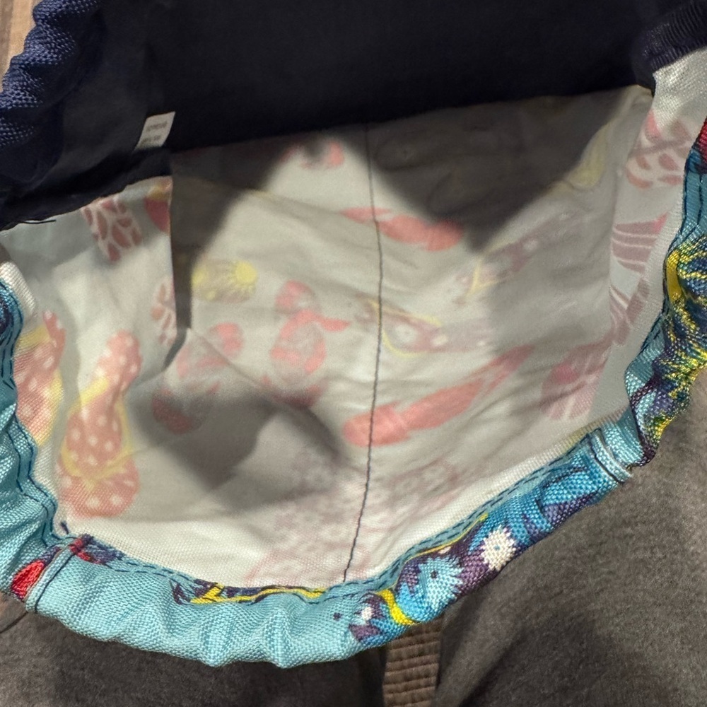 Stylish Flip-Flop Print Drawstring Backpack - Picture 3 of 4